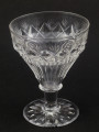 Kieliszek duży, wykonano ze szkła kryształowego
Stopa okrągła, nóżka krótka i szeroka, zakończona pierścieniem, na którym osadzona stożkowata czara. Spód stopy dekorowany płytkim szlifem o motywie wielopłatkowego kwiatka.
