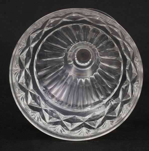 Kieliszek duży, wykonano ze szkła kryształowego
Stopa okrągła, nóżka krótka i szeroka, zakończona pierścieniem, na którym osadzona stożkowata czara. Spód stopy dekorowany płytkim szlifem o motywie wielopłatkowego kwiatka.
