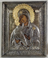 : ikona w okładzie, z wizerunkiem Bogurodzicy Eleusy w półpostaci, z Dzieciątkiem po lewej stronie, przytulonym do policzka Marii i obejmującym ją za szyję, odzianym w długie szaty, stopy bose.