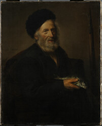 Fotografia gigiapixel, pozwalająca na bardzo duże przybliżenia, portretu Mężczyzny z rybą i bosakiem. Starszy człowiek o szlachetnej fizjonomii i inteligentnym wejrzeniu lekko zmrużonych oczu prezentuje widzowi srebrno połyskującą rybę, którą trzyma w ręku.