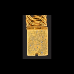 Bransoleta wykonana ze skręconych, przenikających się ogniw, w tzw. splocie pancerzowym. Na prostokątnych zapinkach dziewięciopolowy herb Księstwa Pomorskiego trzymany przez dzikich mężów, pierwotnie emaliowany. Na spodzie klamry ryta inskrypcja, pierwotnie emaliowana. Na bocznych ściankach wykonana w tej samej technice inskrypcja.