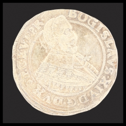 Na awersie popiersie księcia w zbroi,  na której szarfa i szeroki kołnierz z koronką w prawo, w otoku napis: „Bogusław XIV z łaski Bożej książę szczecińsko-pomorski, Kaszubów i Wendów, książę Rugii”. Na rewersie dziesięciopolowa tarcza herbowa Pomorza Zachodniego w pełnej oprawie, podtrzymywana przez dzikich mężów z maczugami, w hełmach z klejnotem i labrami. U góry data 16-35. W otoku napis: „biskup kamieński hrabia Choćkowa, pan ziemi lęborskiej i bytowskiej”.